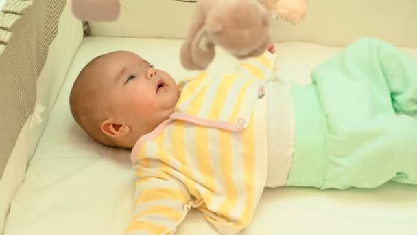 Kleines süßes Neugeborenes ruht in seinem Kinderbett — Stockvideo