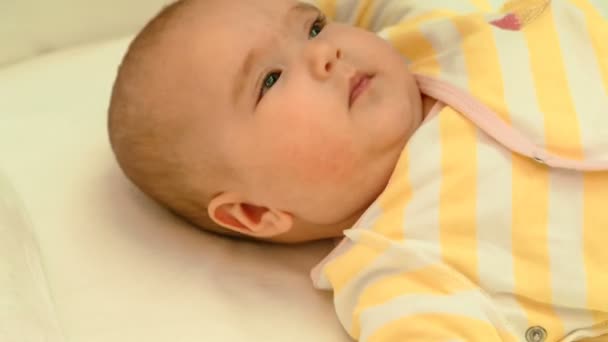 Pequeño bebé recién nacido lindo acostado en su cuna — Vídeos de Stock
