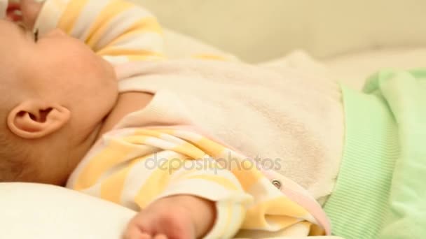 Kleine schattige pasgeboren baby in zijn bedje liggen — Stockvideo