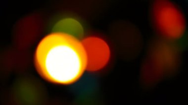 Siyah bir arka plan üzerinde renkli yumuşak bokeh