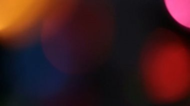 Siyah bir arka plan üzerinde renkli yumuşak bokeh