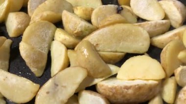 Bir tavada kızarmış patates dilimleri
