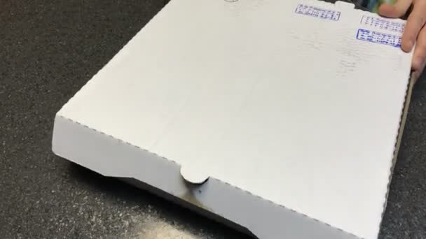 Sabrosa pizza caliente fuera de la caja — Vídeos de Stock