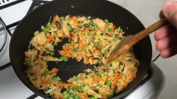 Pechuga de pollo con arroz y verduras en una sartén — Vídeo de stock