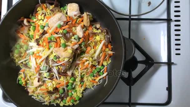 Petto di pollo di riso e verdure su una pentola — Video Stock