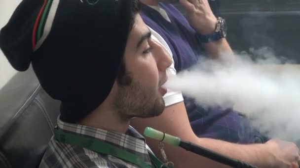 Jongens, roken shisha — Stockvideo