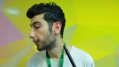 Adam shisha yakın çekim test ediyor