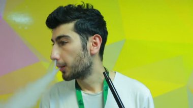 Adam shisha yakın çekim test ediyor