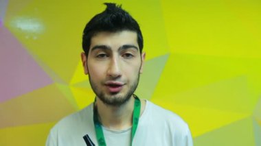 Adam shisha yakın çekim test ediyor