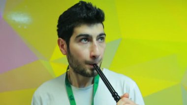 Adam shisha yakın çekim test ediyor