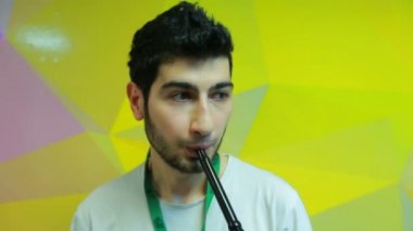 Adam shisha yakın çekim test ediyor