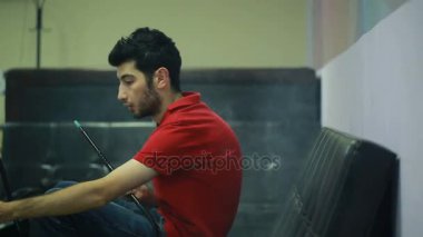 adam tek başına bir nargile sigara içiyor.