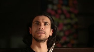 kıllı adam shisha closeup sigara içiyor.