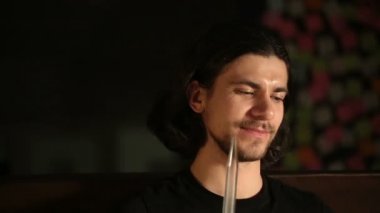 kıllı adam shisha closeup sigara içiyor.