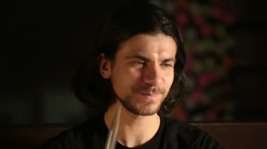 kıllı adam shisha closeup sigara içiyor.