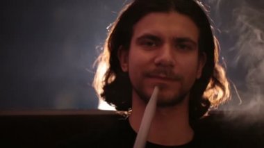 kıllı adam shisha closeup sigara içiyor.