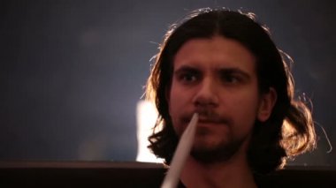 kıllı adam shisha closeup sigara içiyor.