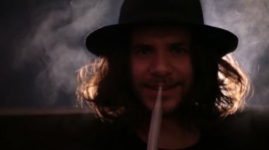 adam shisha closeup sigara içiyor.