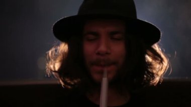 adam shisha closeup sigara içiyor.