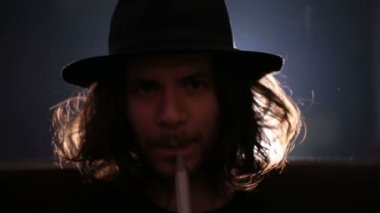 adam shisha closeup sigara içiyor.