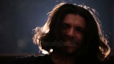 kıllı adam neşeli bir ruh var