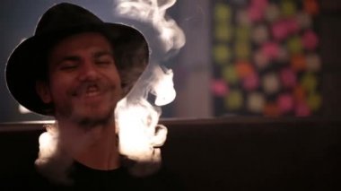 adam shisha closeup sigara içiyor.