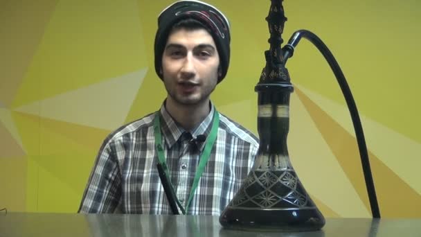 L'uomo sta testando lo shisha da vicino. — Video Stock