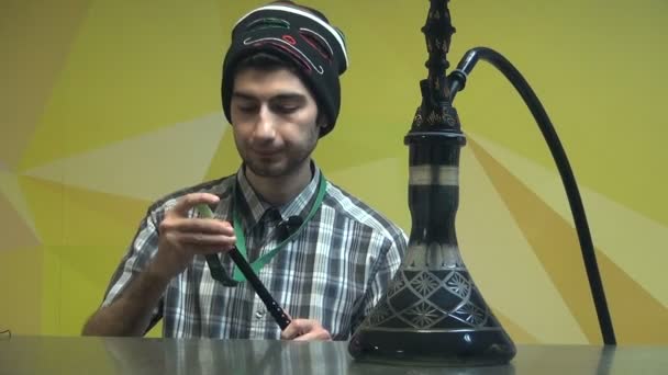 El hombre está probando el primer plano de la shisha — Vídeo de stock