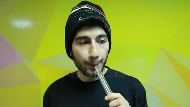 Man testar shisha närbild — Stockvideo