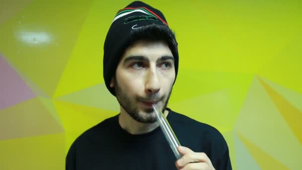 Ember van vizsgálat a shisha közelről — Stock videók