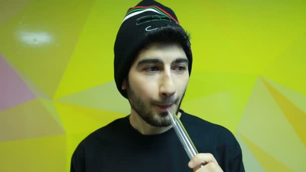 Man testar shisha närbild — Stockvideo