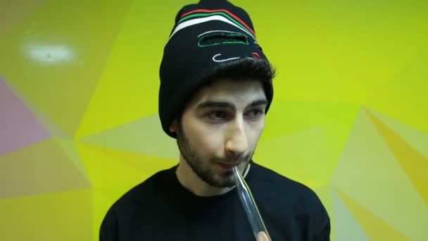 L'uomo sta testando lo shisha da vicino. — Video Stock