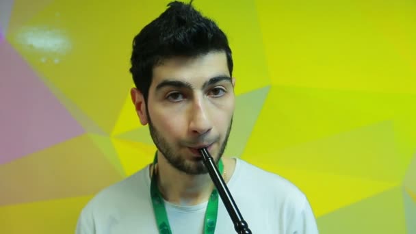 Man is het testen van de shisha-close-up — Stockvideo