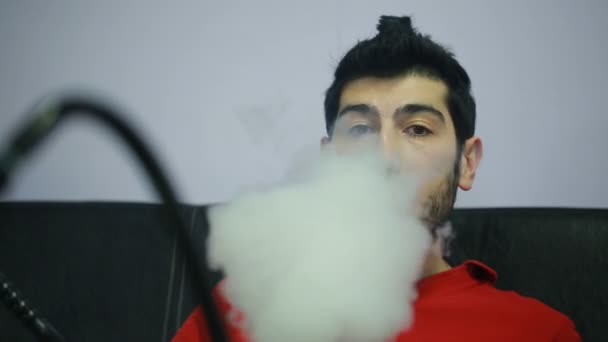 Man smokes a hookah alone — Stock Video