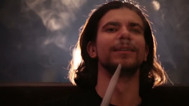 Τριχωτη άνθρωπος καπνίζει ναργιλέ κινηματογράφηση σε πρώτο πλάνο — Αρχείο Βίντεο