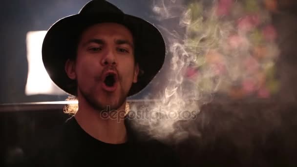 Hombre fuma shisha primer plano — Vídeos de Stock