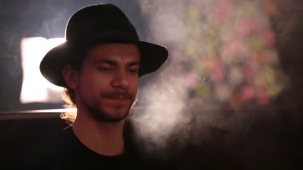Ο άνθρωπος καπνίζει ναργιλέ κινηματογράφηση σε πρώτο πλάνο — Αρχείο Βίντεο