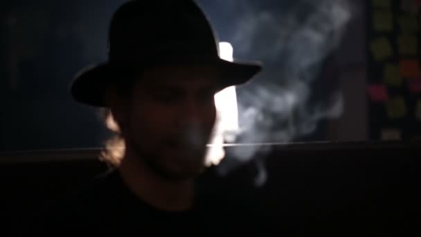 Мужчина курит кальян — стоковое видео