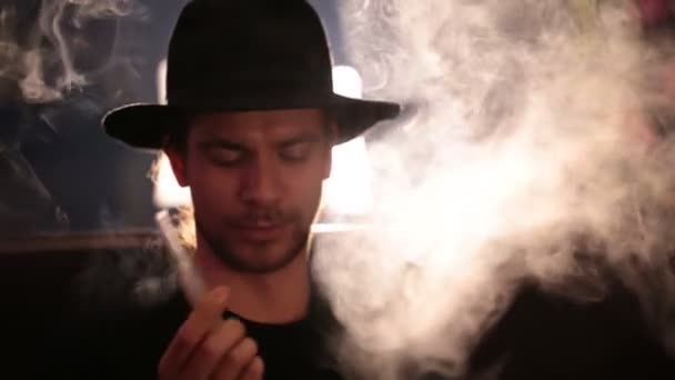Homme fume shisha gros plan — Video