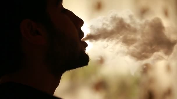 Hombre fuma una cachimba solo — Vídeo de stock