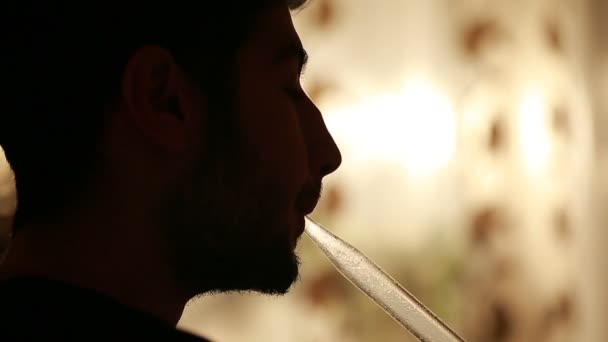 男人抽烟的水烟独自 — 图库视频影像