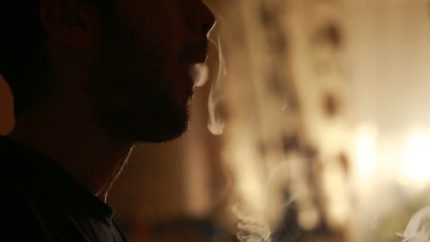 Hombre fuma una cachimba solo — Vídeos de Stock