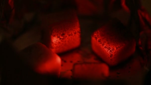 Batu bara panas dalam mangkuk hookah dalam gelap — Stok Video