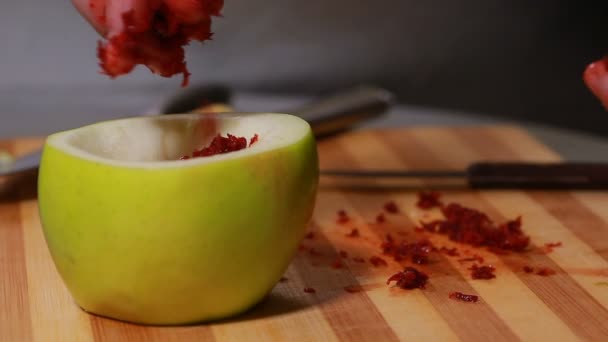 Creare una ciotola per narghilè sulla base di mela — Video Stock