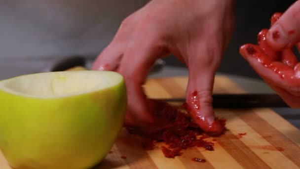 Crear un tazón para la cachimba sobre la base de la manzana — Vídeo de stock