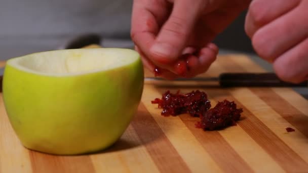 Створення миски для кальяну на основі яблука — стокове відео