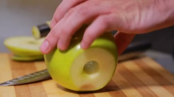 Crear un tazón para la cachimba sobre la base de la manzana — Vídeo de stock