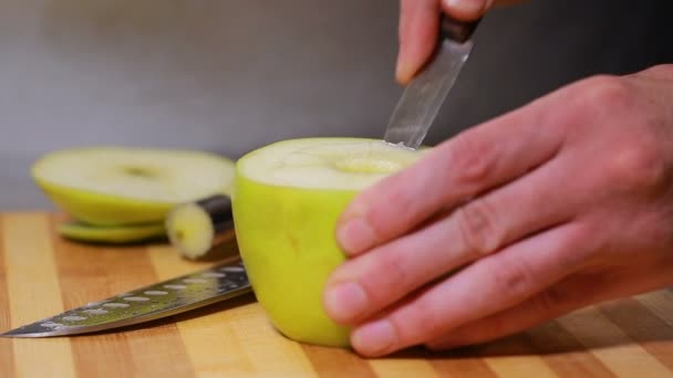 Crear un tazón para la cachimba sobre la base de la manzana — Vídeo de stock