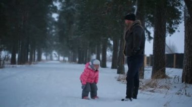 Baba kızı having oyunculuk ile kışın parkta oynarken