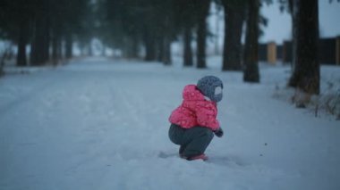 Geceleri bir kış parkta küçük kızıyla babası